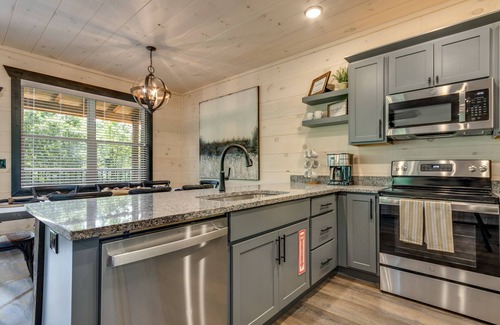 Pigeon Forge Cabin | Mystic Ridge Cabin- Pool & Theater & Gameroom , Minutes to Dollywood + Parkway