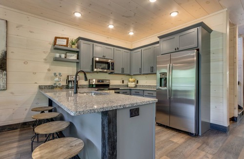 Pigeon Forge Cabin | Mystic Ridge Cabin- Pool & Theater & Gameroom , Minutes to Dollywood + Parkway