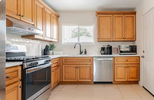 Harbor House | n“Charming 3BR Retreat-Family-Friendly-Near Top Attractions!