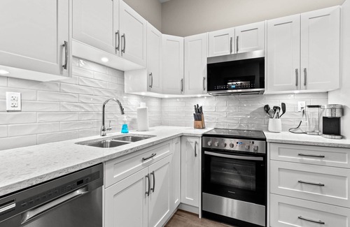Kamloops House | "Luxury Redefined: Modern Suite with Hillside Serenity and Central location."