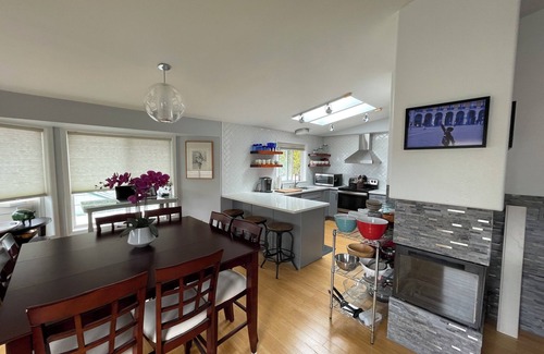 West End House | N TacomaPt Ruston 2bd. 2bath retreat w/EV charger, A/C & relaxing water views