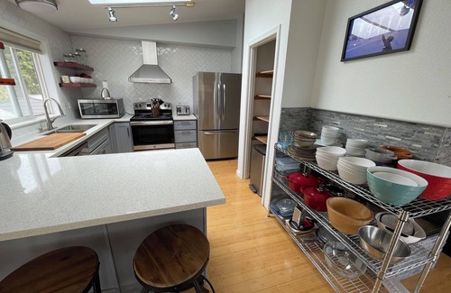 West End House | N TacomaPt Ruston 2bd. 2bath retreat w/EV charger, A/C & relaxing water views