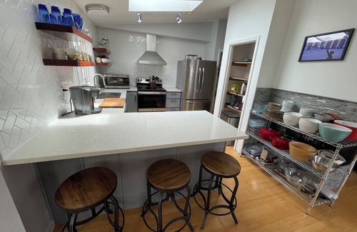 West End House | N TacomaPt Ruston 2bd. 2bath retreat w/EV charger, A/C & relaxing water views