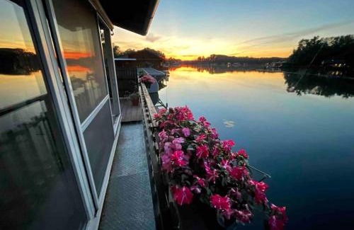 Rusovce Boat Rental | Na hrote ostrova Dobrodružné bývanie na hausbóte