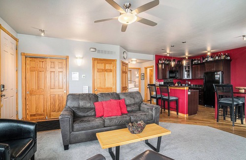 Estes Park Condo | Nakai Peak 41B - 2 Br Condo - Private Hot Tub - Lake and Mountain Views