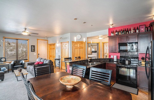 Estes Park Condo | Nakai Peak 41B - 2 Br Condo - Private Hot Tub - Lake and Mountain Views