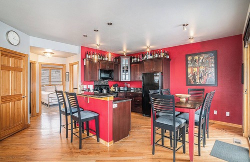 Estes Park Condo | Nakai Peak 41B - 2 Br Condo - Private Hot Tub - Lake and Mountain Views