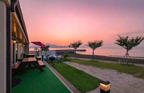 Namhae House | Namhae Boolgeun Noeul Pool Villa