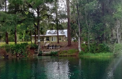 Dunnellon House | Nanas Rainbow riverhouse with waterfront close to headsprings