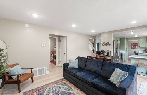 American Canyon House | Napa Valley home with a HOT TUB & POOL! Sleeps 12! Pets welcome!