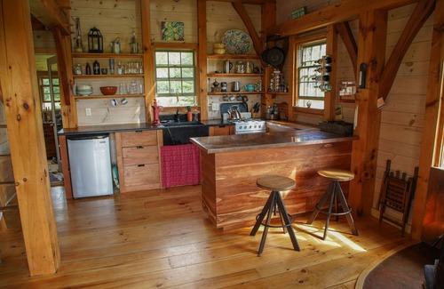 Jefferson Cabin | Nature-lover's playground: 125-acre sanctuary with off-grid cabin
