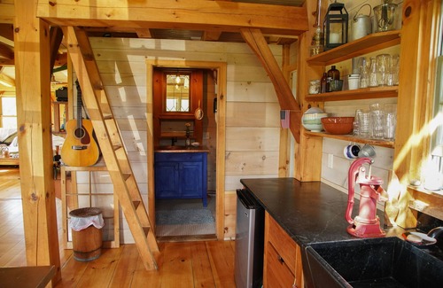 Jefferson Cabin | Nature-lover's playground: 125-acre sanctuary with off-grid cabin