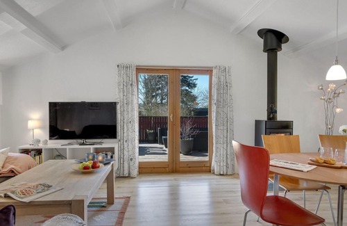 Holbaek House | Nature lovers will spend a nice vacation in this appealing cottage.