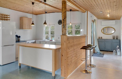 Holbaek House | Nature lovers will spend a nice vacation in this appealing cottage.