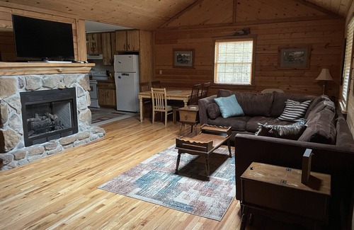 Mt Lookout Cabin | Nature & Privacy with Hot Tub, Fireplace, Firepit & Local outdoor activities!