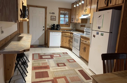 Mt Lookout Cabin | Nature & Privacy with Hot Tub, Fireplace, Firepit & Local outdoor activities!