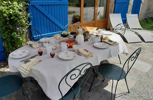 Souvigny Cottage | "Nature Retreat with Pool, Near Medieval Village, Ideal for Families and Friends"