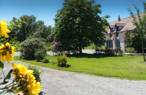Souvigny Cottage | "Nature Retreat with Pool, Near Medieval Village, Ideal for Families and Friends"