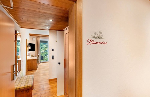 Buehlertal Apartment | Nature Room 'Flower Meadow' with Balcony, Wi-Fi and Air Conditioning