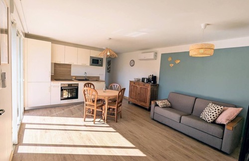 Lesperon House | Nature & sea with terrace and play area