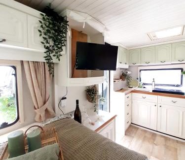 Prenzlauer Berg Apartment | NatureCity Adventure - Ruhe, Garten, Hängematte, Heizung, AirCooler, Kaffeemaschiene, großes Bett, kostenlose Fahrräder, Outdoordusche, 25 min zum Alexanderplatz und Fernsehturm