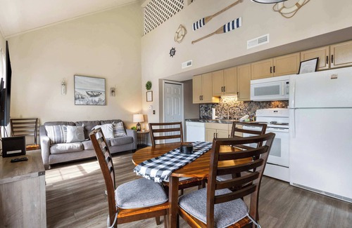 Hollister Condo | Nautical Nest on Taneycomo