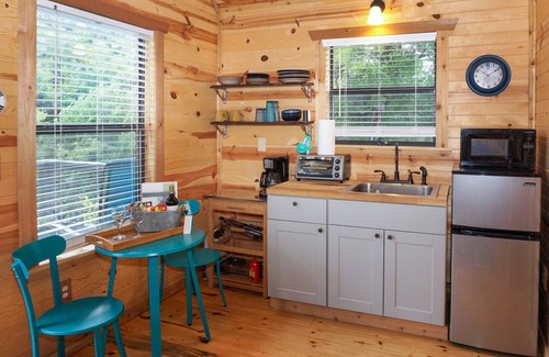 Dripping Springs Cabin | Nautical Treehouse Escape w/Queen Bed, Fire Pit, Grill & Pond Views