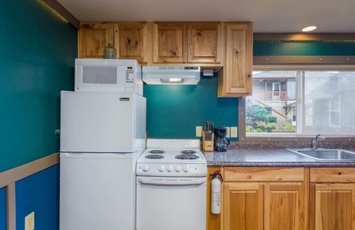 Lincoln City Apartment | Nautilus - Cute beach lodging, kitchen, fireplace