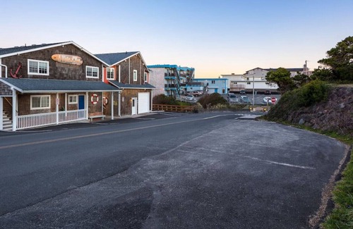 Lincoln City Apartment | Nautilus - Cute beach lodging, kitchen, fireplace