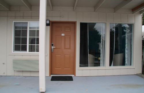 West Hills Hotel | Naval Suites