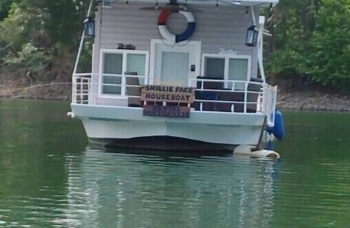 Lone Mountain Boat Rental | nBeautiful Houseboat homen