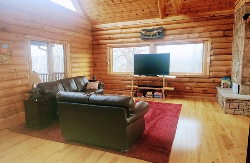 Cassville Cabin | nBeautiful, Spacious Wisconsin Log Cabin Lodge With Breathtaking Water Views!