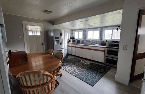 Jeddo Cottage | nCozy Lake Huron cottage, With internet, summer months beach access. n