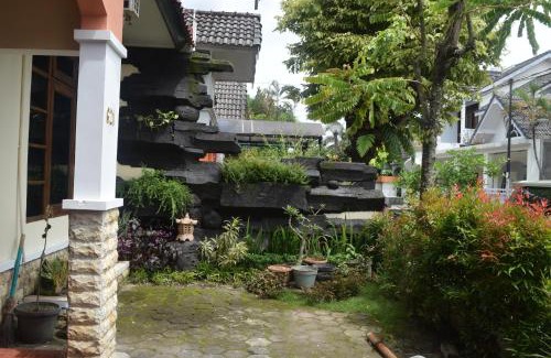 Depok House | Ndalem Cemara Homestay