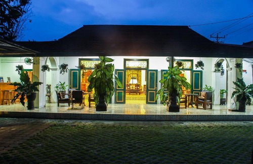 Central Yogyakarta House | nDalem Gamelan