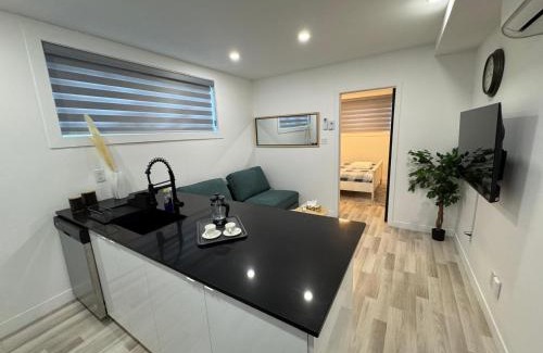 Cote-Des-Neiges—Notre-Dame-De-Grace Apartment | NDG Dreams! New & Modern 3BR Easy City Life