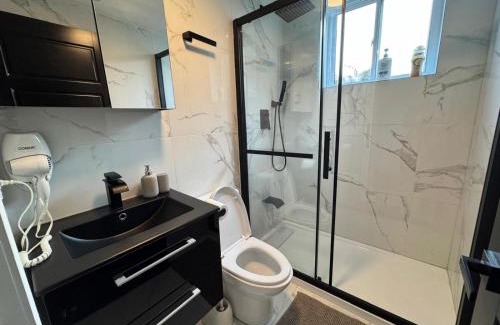 Cote-Des-Neiges—Notre-Dame-De-Grace Apartment | NDG Dreams! New & Modern 3BR Easy City Life