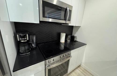 Cote-Des-Neiges—Notre-Dame-De-Grace Apartment | NDG Dreams! New & Modern 3BR Easy City Life