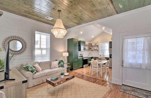 Galveston House | Near Beach and Strand Bright Cottage in Galveston