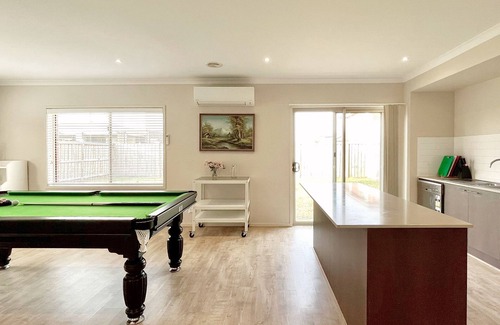 Point Cook House | Near Beach/Pool Table/Baby Cot/Smart TV with Netflix/Saltwater Coast