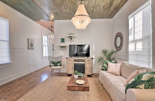 Galveston Cottage | Near Beach & Strand: Bright Cottage in Galveston