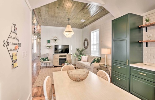 Galveston Cottage | Near Beach & Strand: Bright Cottage in Galveston