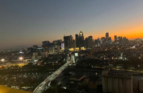 Kapitolyo Apartment | Near Bgc 1Br Wi-Fi Netflix balcony skyline