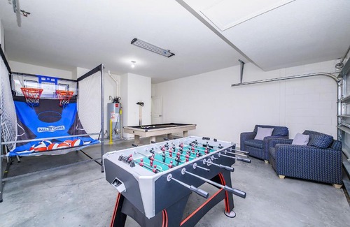 Loughman House | Near Disney - 4BR Home - Pool, Hot Tub, Games, BBQ