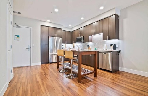 Shoreline West Apartment | near G00gle HQ 1 BR | Kitchen + W/D | Pool + Gym