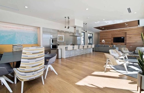Shoreline West Apartment | near G00gle HQ 1 BR | Kitchen + W/D | Pool + Gym