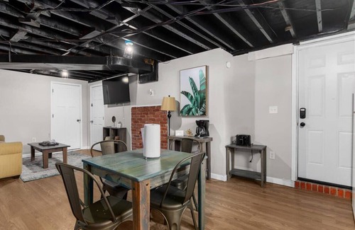 New Castle Apartment | Near Hospital & Dining- Beds on Broadmoor - Unit B