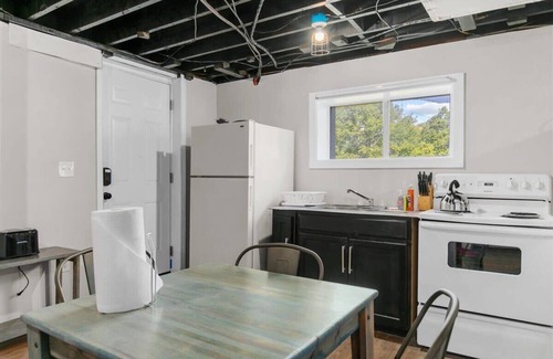 New Castle Apartment | Near Hospital & Dining- Beds on Broadmoor - Unit B