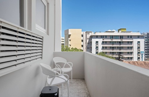Miramar Apartment | Near La Placita | King-Sized Bed | Balcony | Free Parking | Pet Friendly | AC