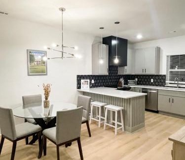 Donelson House | Near Opry Broadway 3br Game Room Sleeps10